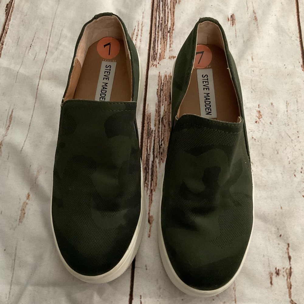 STEVE MADDEN CAMO‎ SLIP ON SNEAKERS